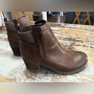 NWT Korks Chestnut Vegan Leather Ankle Boots